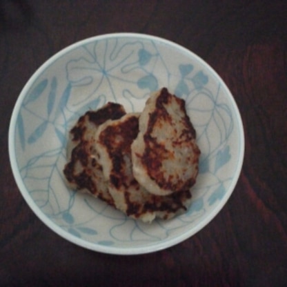 初めての手づかみ離乳食でした。
味見して美味しかったので息子にあげるとポイ...。
一口も食べてくれませんでした。
慣れないからかな？また挑戦してみます!!